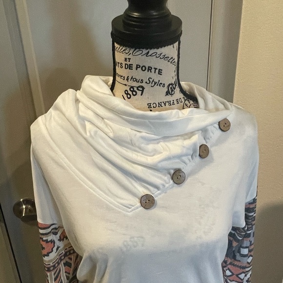 SOLD⭐️Asymmetric Buttoned Neckline Top - Picture 2 of 7